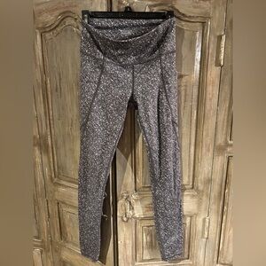Athleta Salutation Stash 7/8 leggings